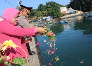 HUT Bhayangkara ke-73, Polres Lampung Barat Tabur Bunga di Pelabuhan