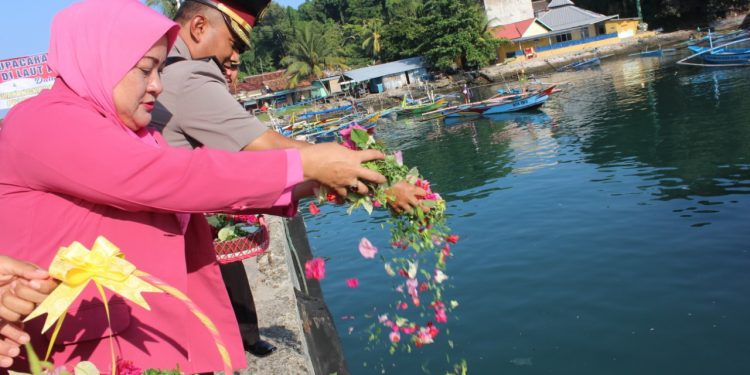 HUT Bhayangkara ke-73, Polres Lampung Barat Tabur Bunga di Pelabuhan