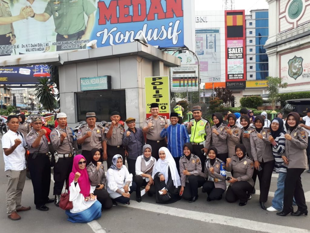 Polsek Medan Baru Berbagi Takjil Bersama Kapolrestabes Medan
