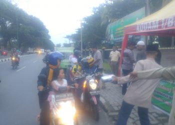 Kodam I/BB Bagi Takjil kepada Pengguna Jalan