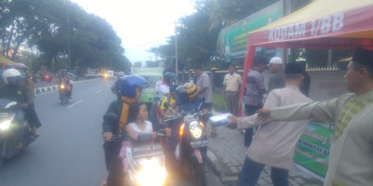 Kodam I/BB Bagi Takjil kepada Pengguna Jalan Kodam I/BB Bagi Takjil kepada Pengguna Jalan