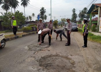 Peduli Keselamatan Pengendara, Sat Lantas Polres Madina Tambal Jalan Berlubang