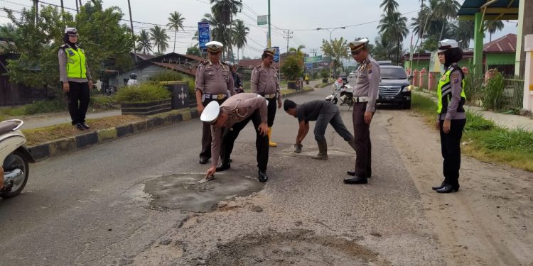 Peduli Keselamatan Pengendara, Sat Lantas Polres Madina Tambal Jalan Berlubang