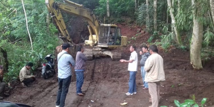 Seratusan Warga Simpang Bage Hadang Penambangan di Kaki Gunung Sipiso-piso Seratusan Warga Simpang Bage Hadang Penambangan di Kaki Gunung Sipiso-piso
