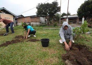 Syahputri Hutabarat Gotong-royong dan Tanam Pohon di Lapangan Farel Pasaribu