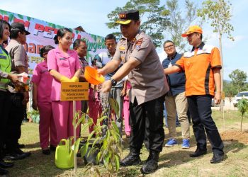 Kapolres Siantar dan Forkopimda Tanam Pohon di Komplek GKPS