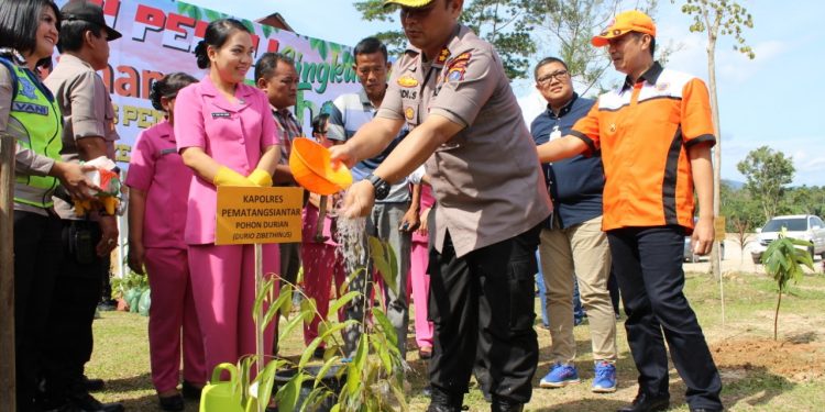 Kapolres Siantar dan Forkopimda Tanam Pohon di Komplek GKPS
