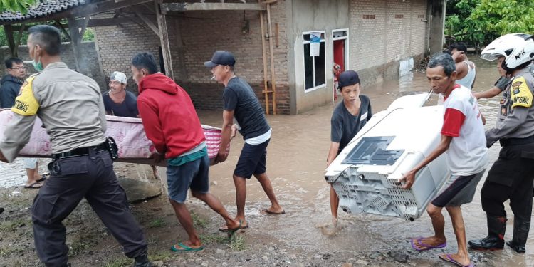 Sungai Way Kandis Meluap, Rumah warga di Talang Padang Terendam Banjir Sungai Way Kandis Meluap, Rumah warga di Talang Padang Terendam Banjir