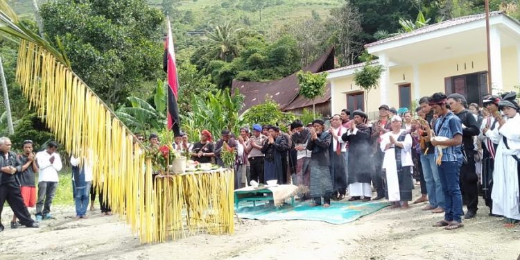 "Pangelekan Tao Toba" Ritual Meminta Kebaikan di Danau Toba "Pangelekan Tao Toba" Ritual Meminta Kebaikan di Danau Toba