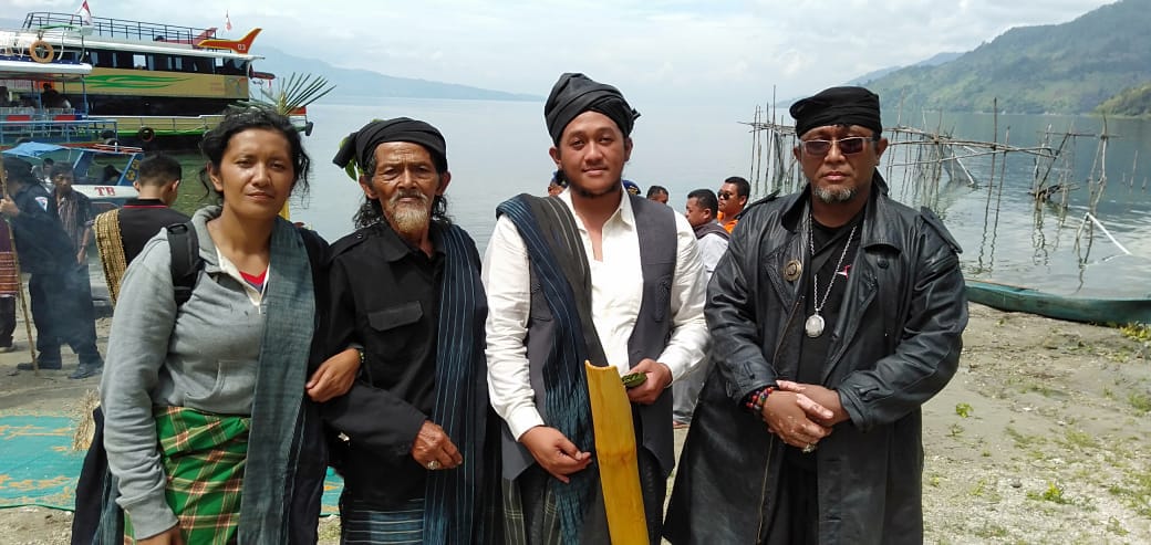 "Pangelekan Tao Toba" Ritual Meminta Kebaikan di Danau Toba