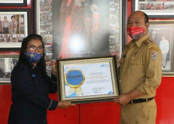Bupati Taput Terima Dua Penghargaan atas Pelaksanaan Sensus Penduduk Online 2020