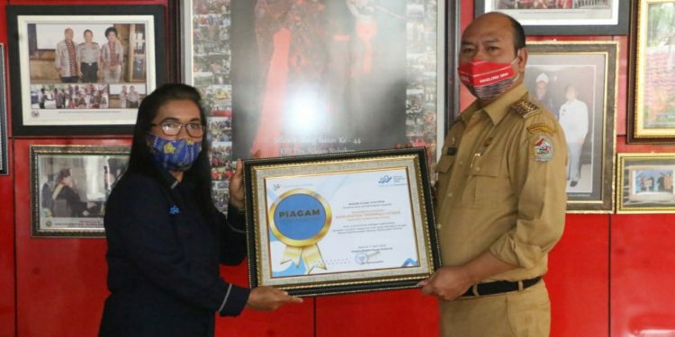 Bupati Taput Terima Dua Penghargaan atas Pelaksanaan Sensus Penduduk Online 2020 Bupati Taput Terima Dua Penghargaan atas Pelaksanaan Sensus Penduduk Online 2020
