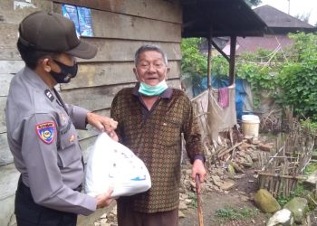 Polres Tapsel Bagikan Sembako dan Nasi Kotak Door to Door kepada Warga Terdampak Covid-19