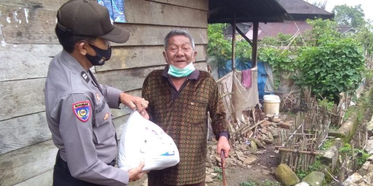 Polres Tapsel Bagikan Sembako dan Nasi Kotak Door to Door kepada Warga Terdampak Covid-19 Polres Tapsel Bagikan Sembako dan Nasi Kotak Door to Door kepada Warga Terdampak Covid-19