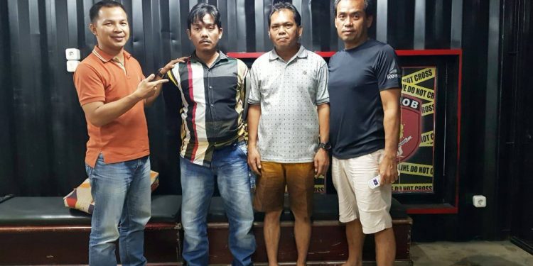 Sempat Kabur Ke Makassar, Oknum Kades Pembunuh Boru Harahap ini Akhirnya Diciduk Sempat Kabur Ke Makassar, Oknum Kades Pembunuh Boru Harahap ini Akhirnya Diciduk