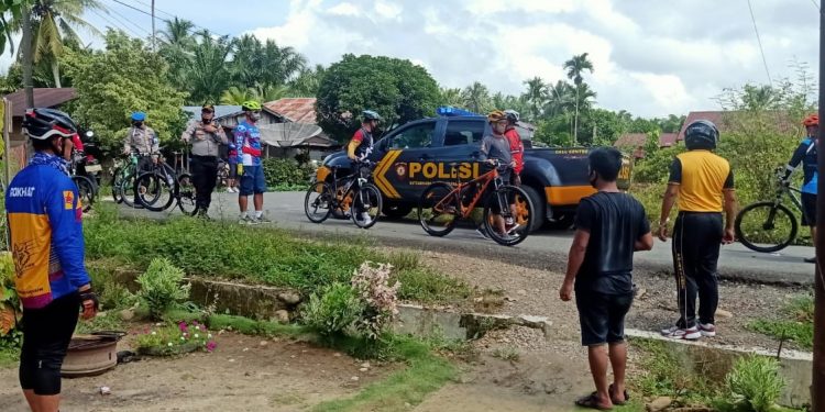 Kapolres Tapteng Giat Gowes dan Bagikan Bansos kepada Lansia dan Warga Kurang Mampu