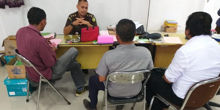 Kejaksaan Negeri Taput Menahan Dua Tersangka Korupsi di Balai Peternakan Kejaksaan Negeri Taput Menahan Dua Tersangka Korupsi di Balai Peternakan