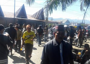 Diduga Curang, Ribuan Massa Kepung KPU Taput. Ini Videonya...