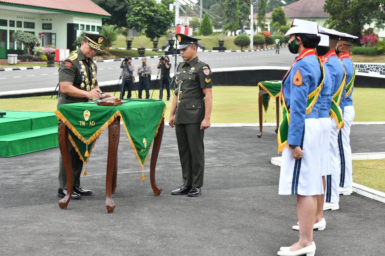 Kepala Staf Angkatan Darat, Jenderal TNI Andika Perkasa Tutup Pendidikan Taruna dan Taruni Akmil Tingkat IV