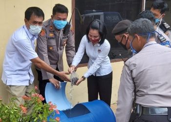 Dukung Ketahanan Pangan, Kapolsek Medan Helvetia Tabur Ribuan Benih Ikan di Mapolsek