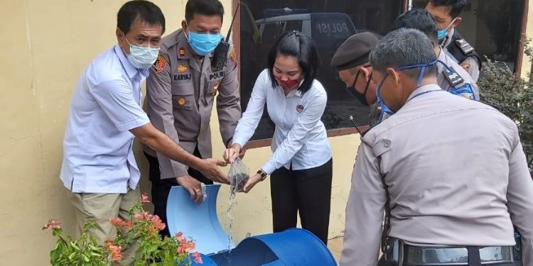 Dukung Ketahanan Pangan, Kapolsek Medan Helvetia Tabur Ribuan Benih Ikan di Mapolsek Dukung Ketahanan Pangan, Kapolsek Medan Helvetia Tabur Ribuan Benih Ikan di Mapolsek