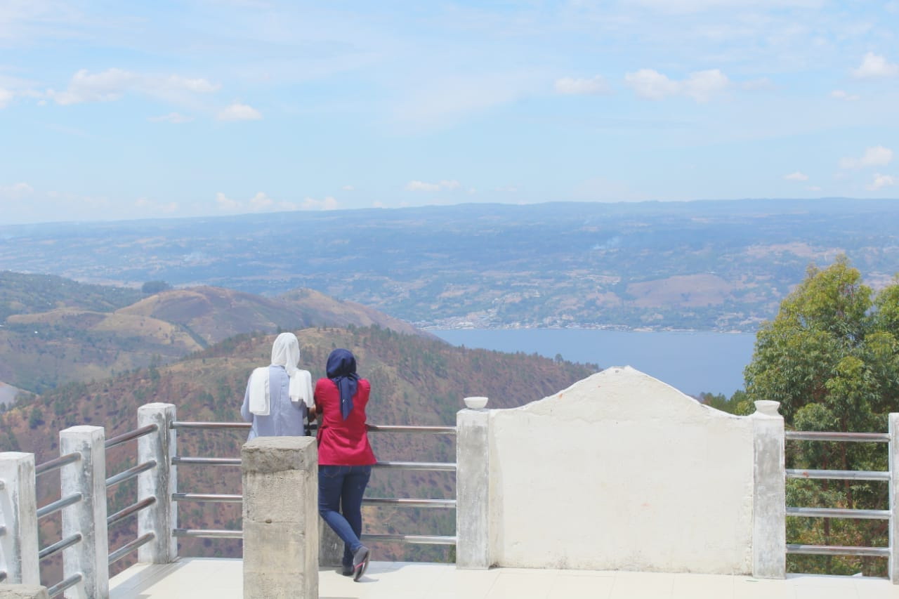 Nikmati Keindahan Danau Toba dari Menara Pandang Tele