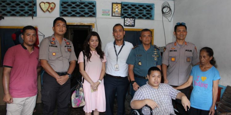 Kapolres Nisel bersama Danlanal Nias serta Kacab BNI Teluk Dalam Bantu Warga Disabilitas Kapolres Nisel bersama Danlanal Nias serta Kacab BNI Teluk Dalam Bantu Warga Disabilitas