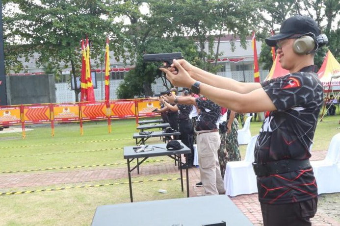 Kapolrestabes Medan Juara I Lomba Menembak HUT Ke-73 Brimob