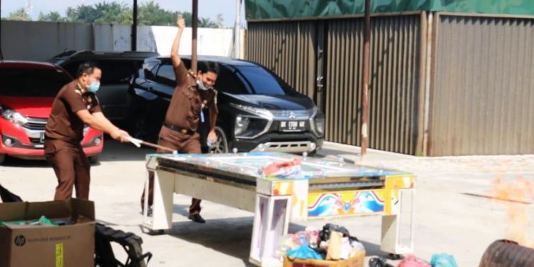 Mesin Judi Tembak Ikan Dirusak di Kejaksaan Negeri Simalungun