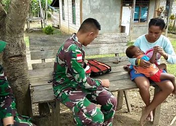 Prajurit Satgas Pamtas Yonif 126/Kala Cakti Bantu Pengobatan Warga