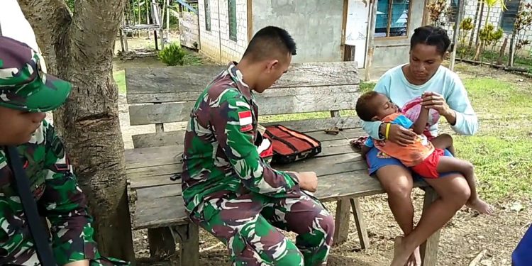 Prajurit Satgas Pamtas Yonif 126/Kala Cakti Bantu Pengobatan Warga Prajurit Satgas Pamtas Yonif 126/Kala Cakti Bantu Pengobatan Warga