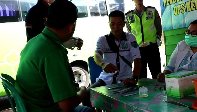 Sejumlah Pengemudi Bus dan Travel di Jalan Lintas Sumatera Ditest Urine Sejumlah Pengemudi Bus dan Travel di Jalan Lintas Sumatera Ditest Urine