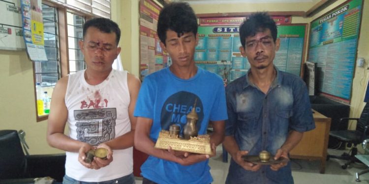 Tertangkap Curi Kuningan di Rumah Tetangga, Tiga Pria Babak Belur Tertangkap Curi Kuningan di Rumah Tetangga, Tiga Pria Babak Belur