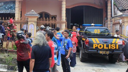 Istri Tewas dengan Luka Leher, Suami Tergantung di Tangga Istri Tewas dengan Luka Leher, Suami Tergantung di Tangga