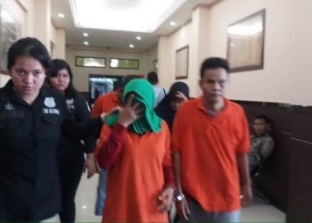 Ibu Kandung Ajak Putrinya Threesome dengan Ayah Tiri
