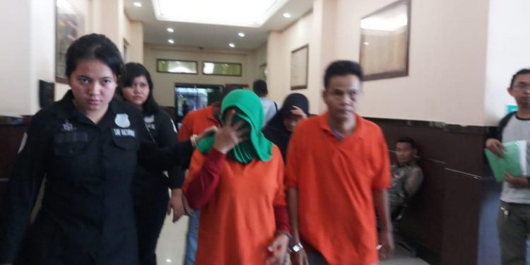 Ibu Kandung Ajak Putrinya Threesome dengan Ayah Tiri Ibu Kandung Ajak Putrinya Threesome dengan Ayah Tiri