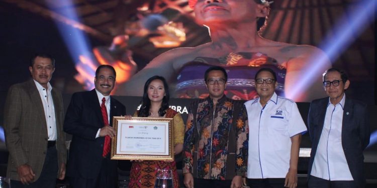 Tiga Menteri Apresiasi “Bali: Beats of Paradise” Karya Livi Zheng Tiga Menteri Apresiasi “Bali: Beats of Paradise” Karya Livi Zheng