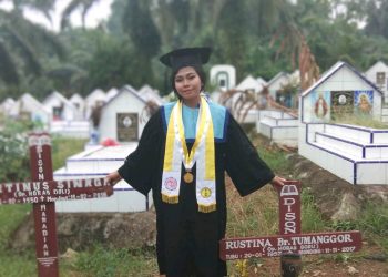 Berfoto Mengenakan Toga di Makam Kedua Orangtuanya, Postingan Tika Boru Sinaga Undang Haru Netizen