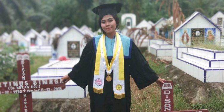 Berfoto Mengenakan Toga di Makam Kedua Orangtuanya, Postingan Tika Boru Sinaga Undang Haru Netizen