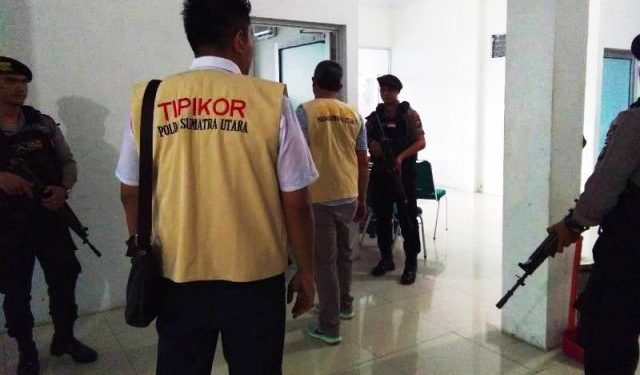 Penyidik Tipikor Poldasu Geledah Kantor DPRD Penyidik Tipikor Poldasu Geledah Kantor DPRD