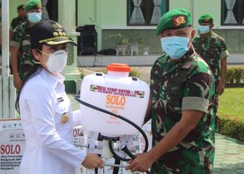 Tjhai Chui Mie Serahkan Penyemprot Desinfektan ke Markas Brigif 19/KH