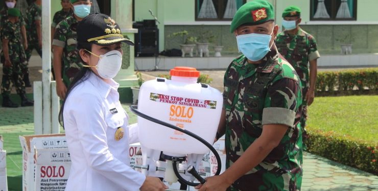 Tjhai Chui Mie Serahkan Penyemprot Desinfektan ke Markas Brigif 19/KH Tjhai Chui Mie Serahkan Penyemprot Desinfektan ke Markas Brigif 19/KH