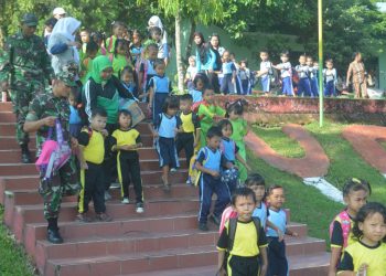Rombongan Anak TK Touring di Batalyon Infanteri 122/Tombak Sakti