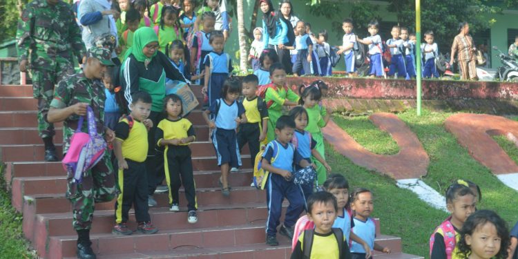 Rombongan Anak TK Touring di Batalyon Infanteri 122/Tombak Sakti