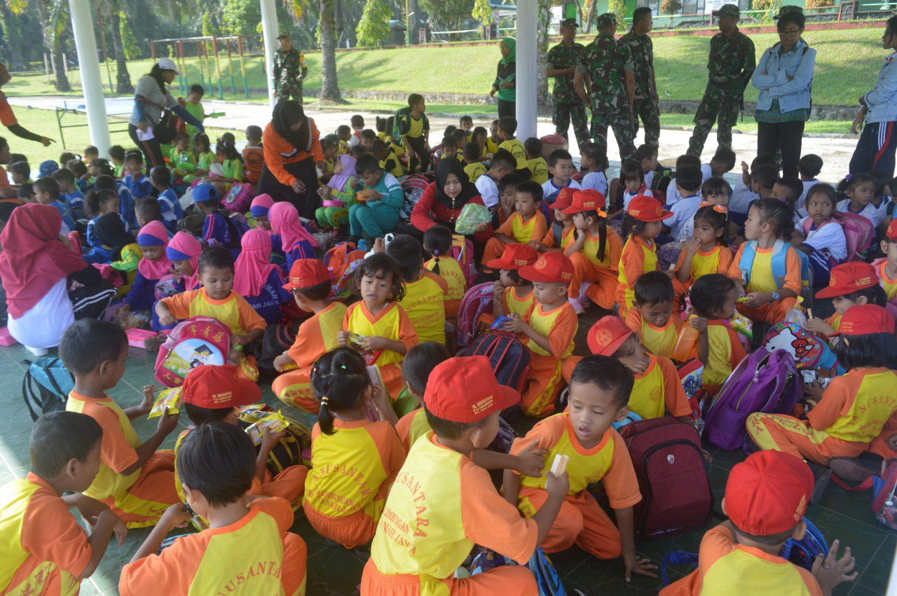 Rombongan Anak TK Touring di Batalyon Infanteri 122/Tombak Sakti