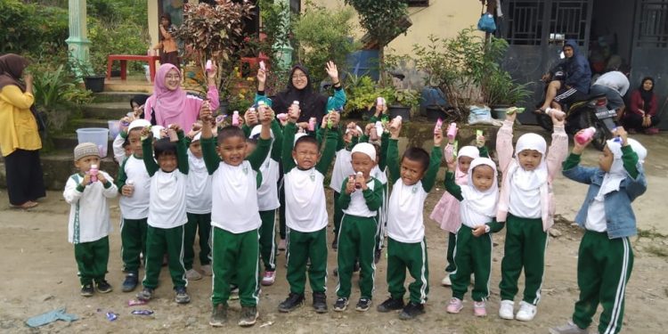 Anak-anak RA Al- Washliyah Wisata Edukasi Peternakan Anak-anak RA Al- Washliyah Wisata Edukasi Peternakan