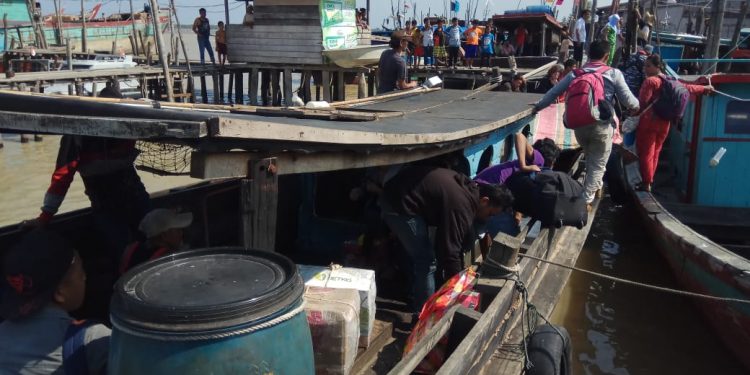 17 TKI Diduga Ilegal Diamankan Patkamla Lanal Tanjungbalai-Asahan, Satu Diantaranya Hamil 7 Bulan 17 TKI Diduga Ilegal Diamankan Patkamla Lanal Tanjungbalai-Asahan, Satu Diantaranya Hamil 7 Bulan