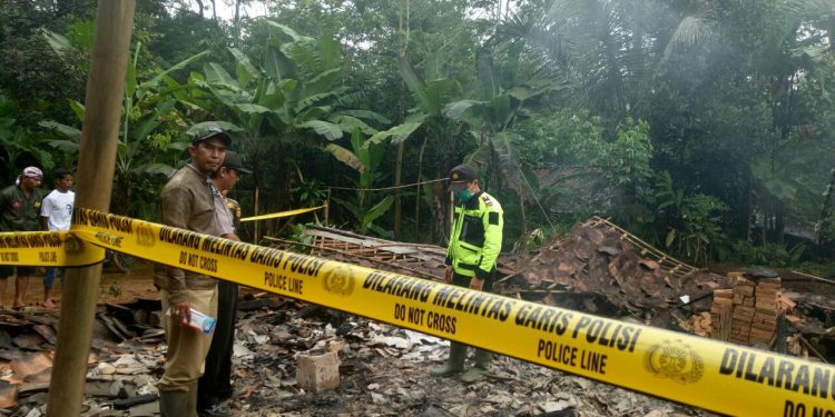 Dua Minggu Menikah, Suami Kedua dan Ayah Mertua Dibakar di Dalam Rumah. Pelakunya Mantan Suami Dua Minggu Menikah, Suami Kedua dan Ayah Mertua Dibakar di Dalam Rumah. Pelakunya Mantan Suami