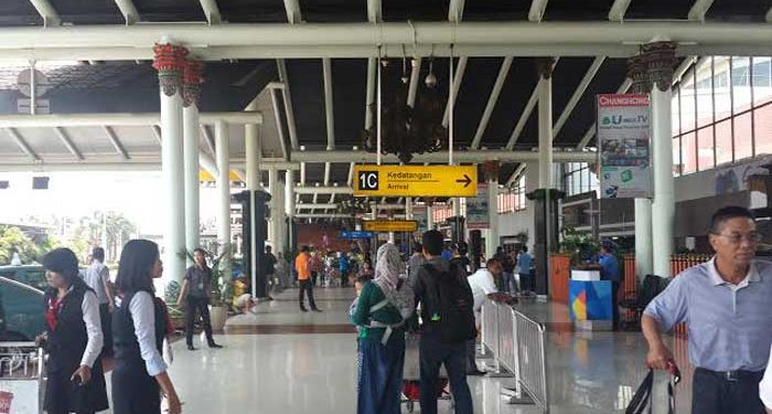Heboh! TKW Cantik Hongkong Jadi Rebutan Saat Mudik. Dua Pria yang Mengaku Suaminya Adu Jotos di Bandara Heboh! TKW Cantik Hongkong Jadi Rebutan Saat Mudik. Dua Pria yang Mengaku Suaminya Adu Jotos di Bandara