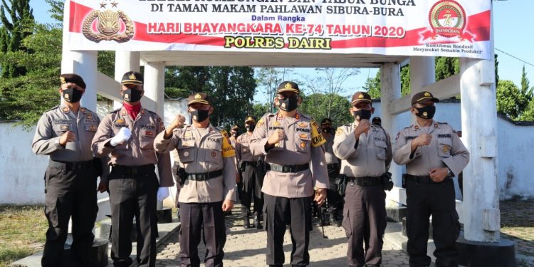 Polrers Dairi Ziarah dan Tabur Bunga di Makam Pahlawan